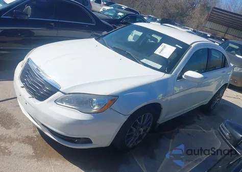 2013 Chrysler 200 Lx z USA, uszkodzony, nr VIN 1C3CCBAB7DN685577